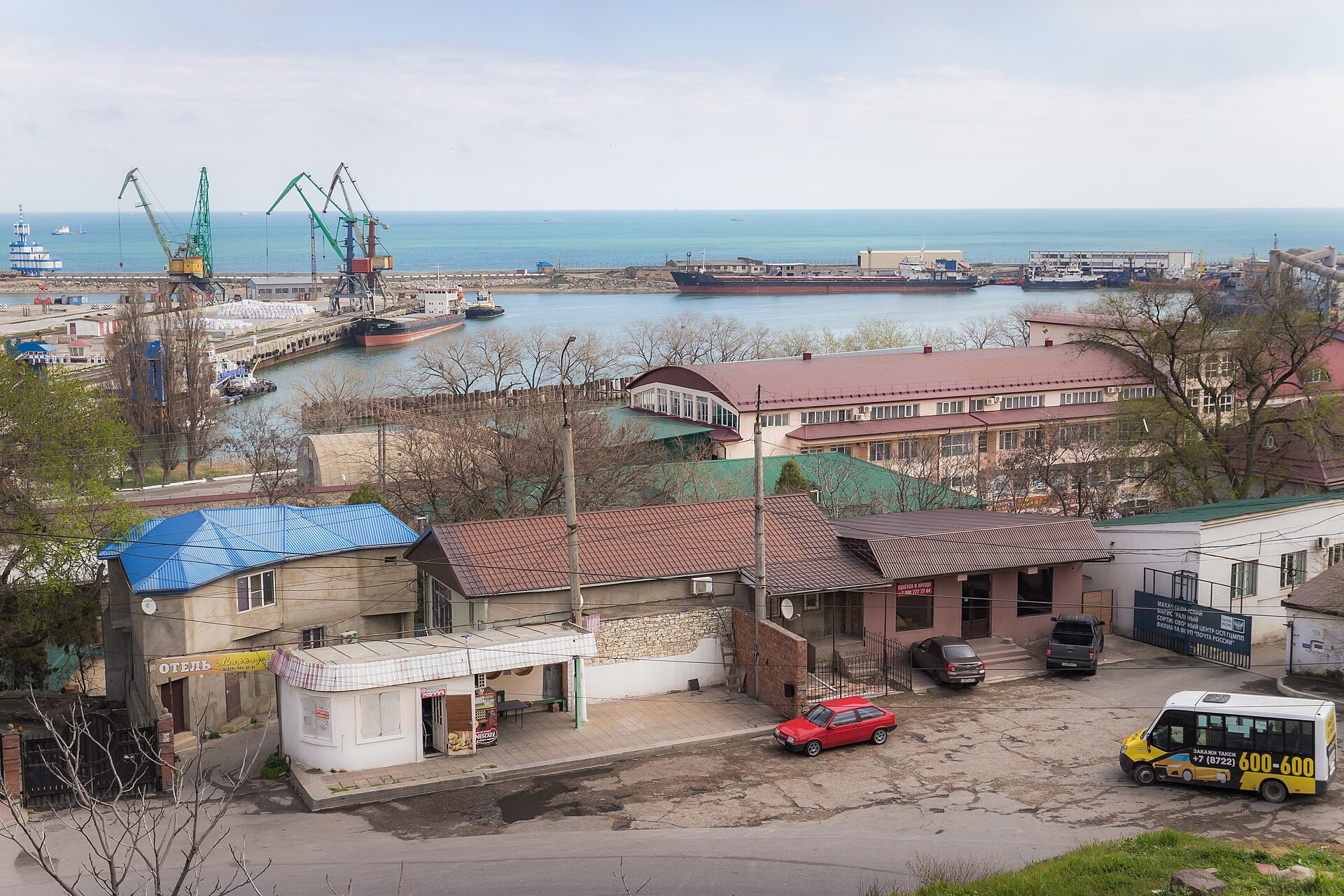 Махачкалинский морской порт на берегу Каспийского моря