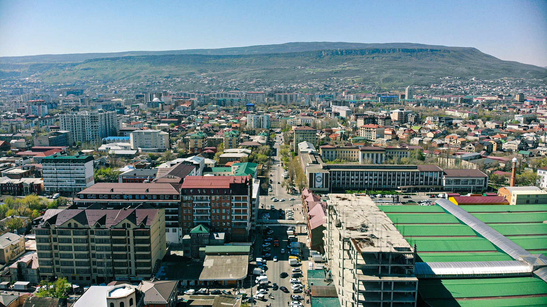 Вид на застройку Махачкалы на фоне горы Тарки-Тау